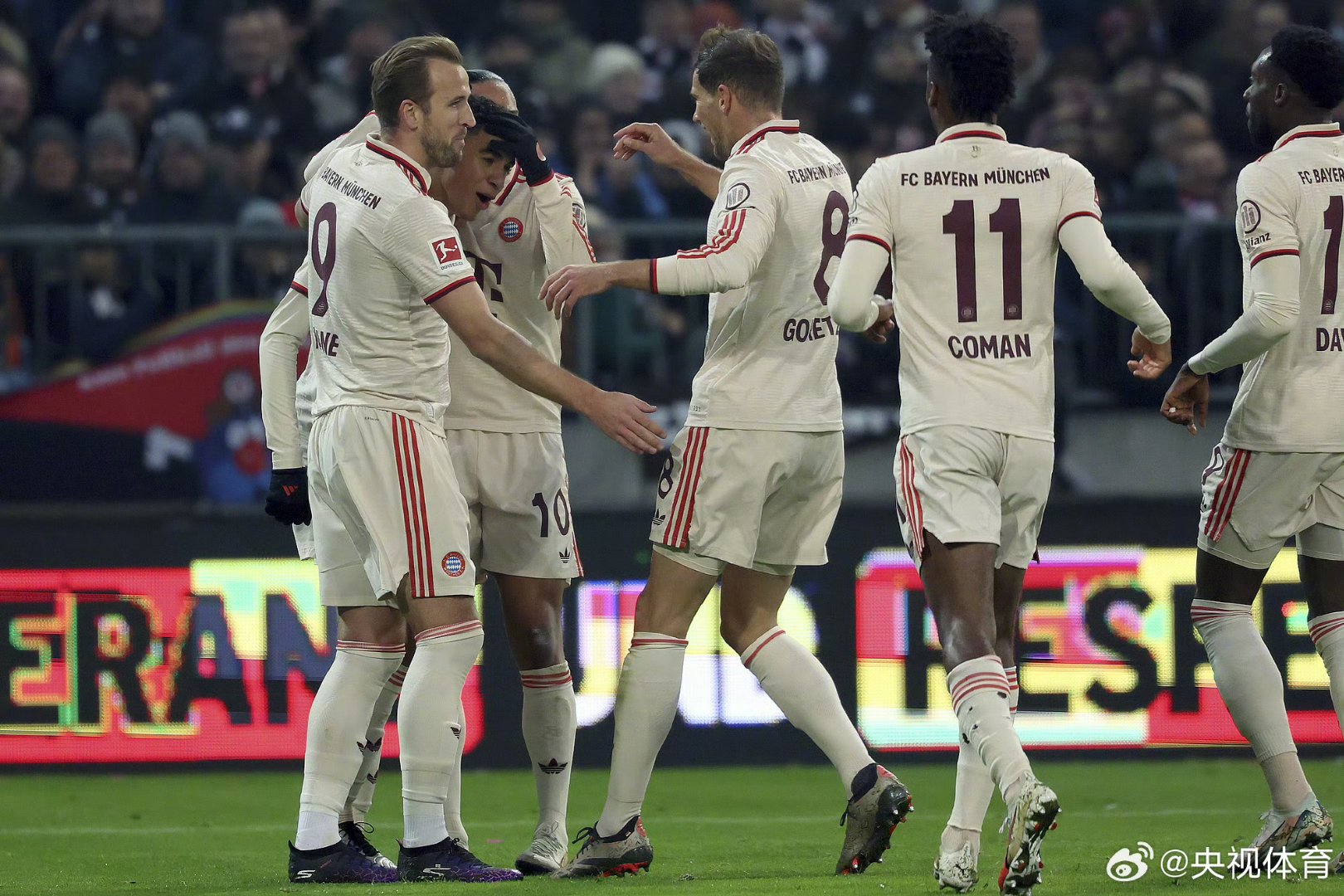 包含拜仁慕尼黑赛季首战告捷，豪取三分开门红的词条