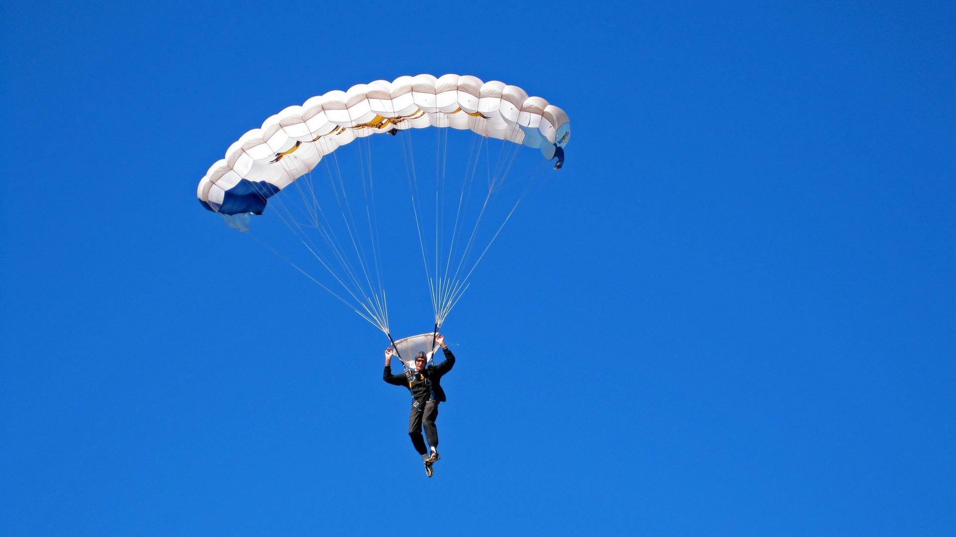 霓虹与引擎的狂想曲，迪巴拉在F1街道赛之夜的绝对统治