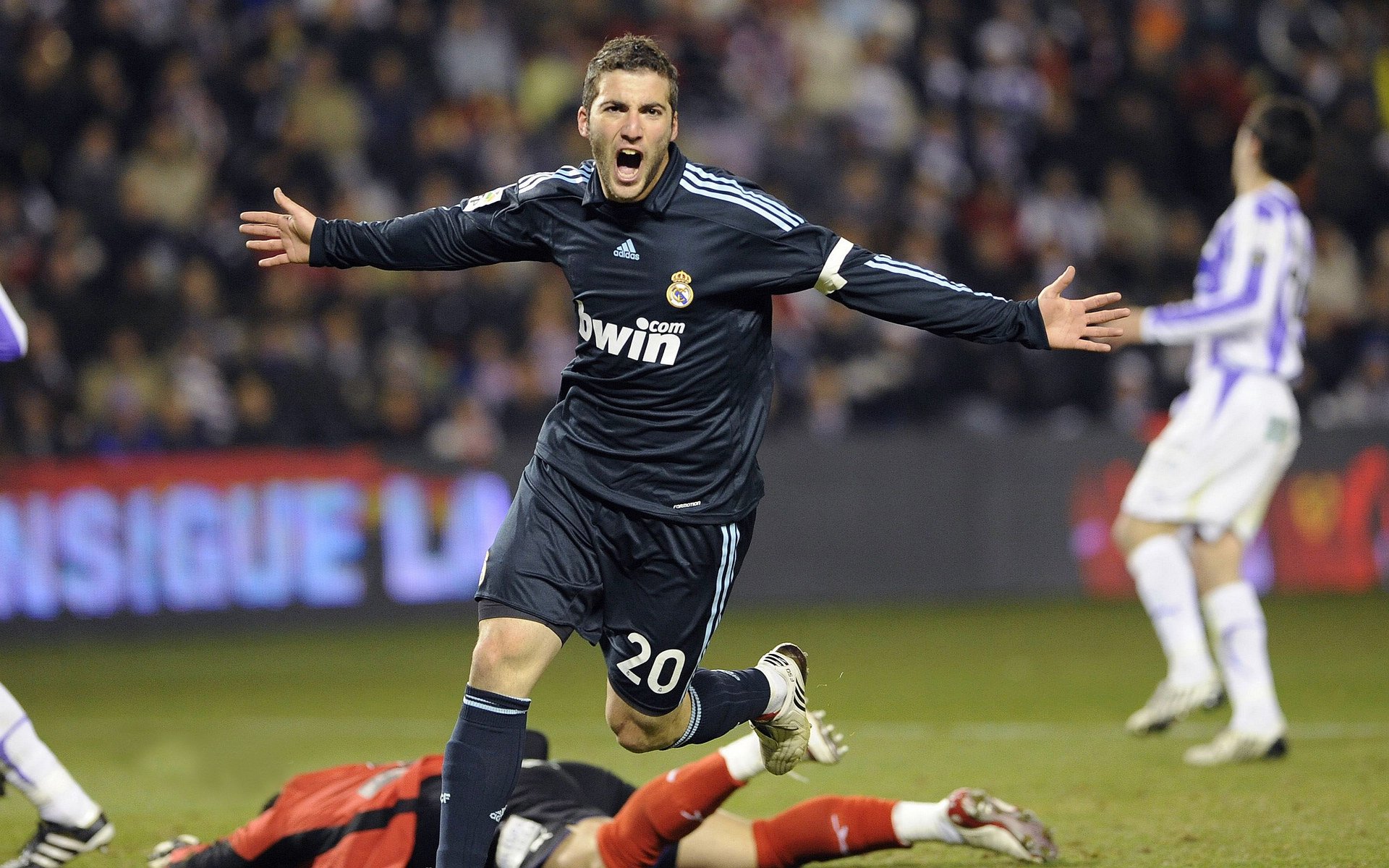 广州队力克魔术，东契奇点燃赛场，当东方坚韧遇上西方魔法